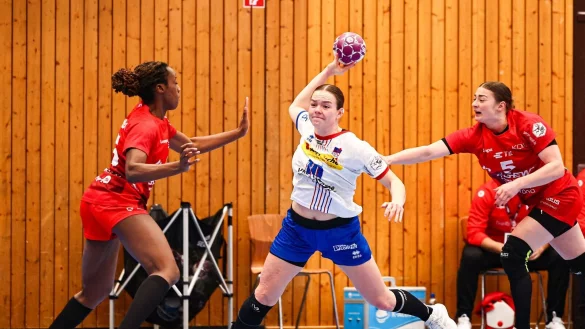 Ida Hoberg findet ausnahmsweise mal eine Lücke in der Bensheimer Deckung. - © PIX-Sportfotos