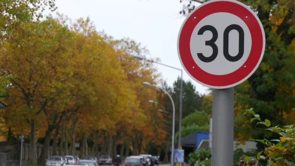 Dass der Fahrrad-Angebotsstreifen auf die Fahrbahn schwenkt und dann aufhört, ist ein Grund für Tempo 30 auf der Blomberger Straße. Weiter oberhalb wird das Limit mit der Waldorfschule begründet. - © Jost Wolf
