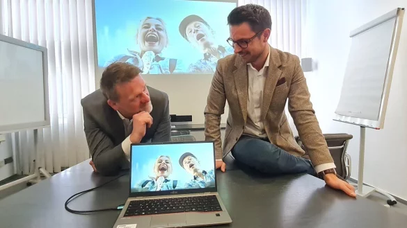 Dirk Schelpmeier und André Köller haben sich gemeinsam die Endversion angeschaut. Blomberg Marketing als Auftraggeber ist sehr zufrieden. - © Marianne Schwarzer