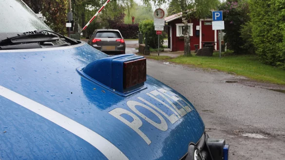 Vor den Toren des Campingplatzes: Die Polizei zeigt Pr&auml;senz. - &copy; Vera Gerstendorf-Welle