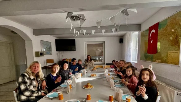 Die Sch&uuml;lerinnen und Sch&uuml;ler konnten bei dem Moschee-Besuch einiges lernen. - &copy; Fotorechte: Karin Linneweber