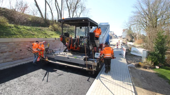 Asphaltarbeiten auf der Hohenhauser Stra&szlig;e in H&ouml;he der St&uuml;tzmauer (Bauabschnitt I). - &copy; Jens Rademacher