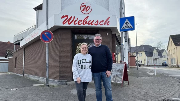 Susanne Tiemann-Wiebusch und Thorsten Wiebusch vor dem Hauptgesch&auml;ft in der Heldmanstra&szlig;e. - &copy; Sven Kienscherf
