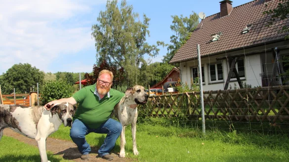 Ein Idyll für Tier und Mensch – in Horn-Bad Meinberg lebt Lars Cohrs mit seiner Familie und einigen Vierbeinern. Hier hat er „Frieda" (rechts) und „Jule" im Arm. In Oerlinghausen hat er eine Wohnung. Wird er Bürgermeister, ziehen alle um. - © Astrid Sewing