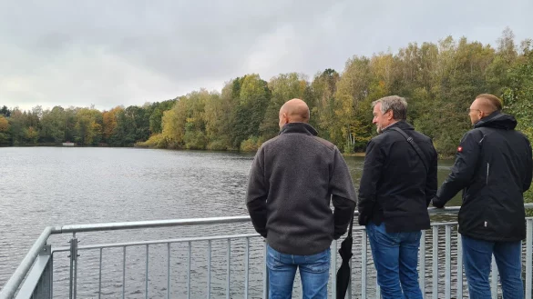 Dirk S&uuml;llwold (von links), Stefan H&ouml;ke und Mike Wittsieker stehen auf der neuen Plattform im umgestalteten Landschaftspark Pottkuhle. - &copy; Nadine Uphoff