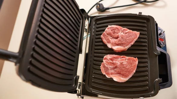 Steaks auf dem Elektrogrill - &copy; Foto: Stiftung Warentest/dpa-tmn
