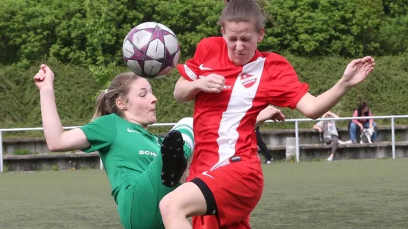 Hoch das Bein: Asemissens Larissa Deppe (rechts) misst sich mit Stirpes Lina Kolodizk. - © Paul Cohen