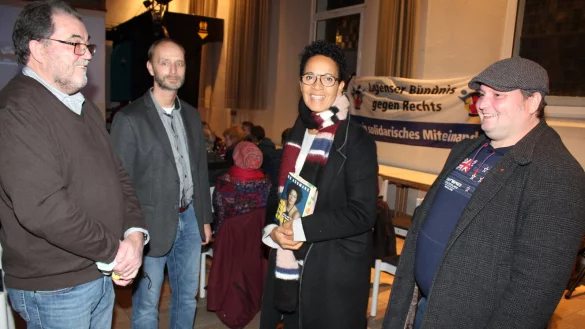 Die Filmemacherin und Autorin Mo Asumang im Gespräch mit Manfred Hilbrink-Späth, Michael Gröne (von linsk) und Marcel Brand (rechts) vom Lagenser Bündnis gegen Rechts. - © Sandra Castrup