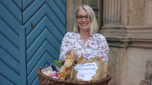 Dr. Susanne Hilker zeigt eine Kulturt&uuml;te und den Inhalt. - &copy; Weserrenaissance Museum