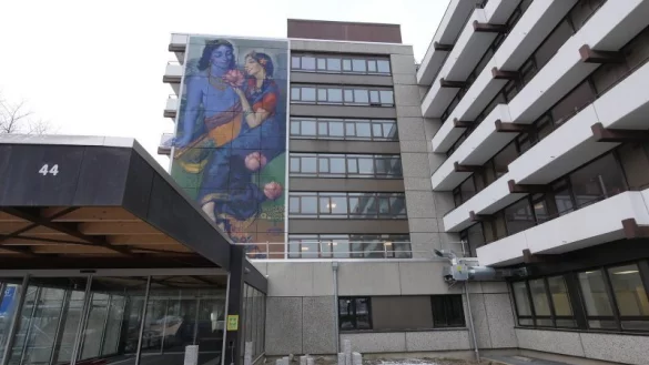 Das gro&szlig;e Wandgem&auml;lde entstand 2018 beim Xperience-Festival. Es stellt das hinduistischen G&ouml;tterpaar Radha und Krischna dar und symbolisiert Freude und Liebe. - &copy; Archiv: Jost Wolf