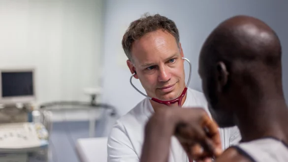 Packt selbst mit an: Dr. Patrick Di&szlig;mann, Chefarzt der zentralen Notaufnahme, ist bei den Fl&uuml;chtlingsuntersuchungen ebenfalls zur Stelle, um seine Mitarbeiter zu entlasten. Jeder Neuank&ouml;mmling, der in eine der lippischen Erstaufnahmeeinrichtungen kommt, wird auch medizinisch untersucht. - &copy; Torben Gocke