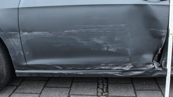 Dieser Kratzer ist bei dem Unfall entstanden. - &copy; Polizei Lippe