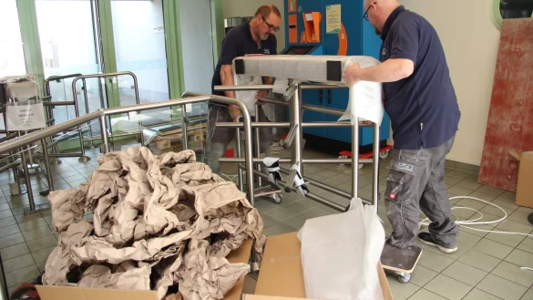 Andreas Neumann (links) und Hannes Baumann von der Firma RSD Access Systems bauen die neuen Drehkreuze ins Schimmbad ein. - &copy; Nadine Uphoff
