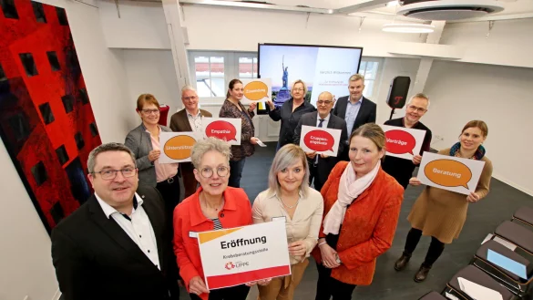 Landrat Axel Lehmann (von links), Anja Ostrop, Rica Fricke, beide Ansprechpartnerinnen der Krebsberatungsstelle, Gesundheitsamtsleiterin Kerstin Ahaus sowie Verwaltungsvorständin Sabine Beine (hinten von links.), Jens Lammers, Koordinator Onkologisches Zentrum Klinikum Lippe, Marianne Petersmeier, Leiterin des Teams Gesundheitsplanung und -berichterstattung beim Kreis Lippe, Birgit Scheltmann von der SPD-Kreistagsfraktion, Ahmad Bransi, Chefarzt am Institut für Psychoonkologie des Klinikums Lippe, Bürgermeister Dirk Becker, Frank Hartmann, Chefarzt der Klinik für Hämatologie und Internistische Onkologie des Klinikums Lippe und Tirza Peuker, Leiterin des Fachgebietes Gesundheitsverwaltung beim Kreis Lippe. Foto: Kreis Lippe - © Kreis Lippe