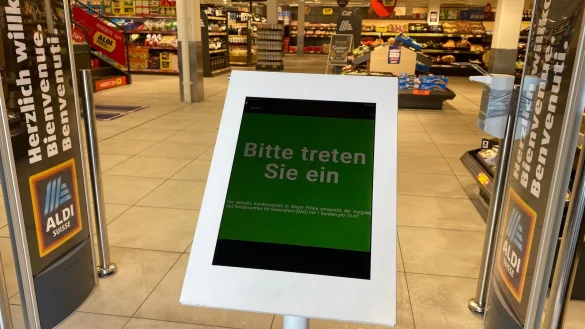 Zeigt die Ampel gr&uuml;n, d&uuml;rfen Kunden eintreten. - &copy; Aldi Suisse