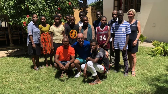 Bildung gegen Armut in Afrika ist das Motto des Vereins &bdquo;Wir f&uuml;r Kenia". Dr. Peter Hoffmanns (Mitte, vorn) und Ehefrau Gisela (rechts) haben mit den Sch&uuml;lern gesprochen, die der Verein f&ouml;rdert. - &copy; Bildrechte: Dr. Peter Hoffmanns