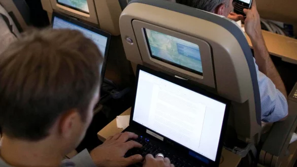 Internet im Flugzeug - &copy; Foto: Michael Kappeler/dpa