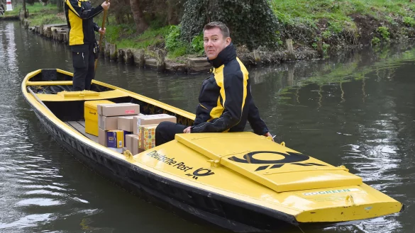 Tagesschau-Sprecher Jens Riewa unterst&uuml;tzt in Lehde Zustellerin Andrea Bunar beim Start der Kahnzustellungungssaison der Post. - &copy; dpa