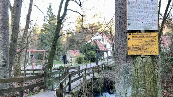 Da die Silberm&uuml;hle wegen des Coronavirus derzeit geschlossen ist, sind auch die Br&uuml;cken nicht passierbar. Wer aus n&ouml;rdlicher Richtung kommt und die aufgestellten Verbotsschilder ignoriert, muss den L&ouml;nspfad wieder zur&uuml;ck gehen - hier ist kein Durchkommen. - &copy; Dieter Asbrock