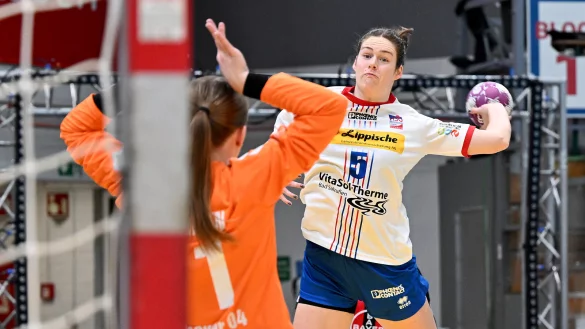 Leverkusens Torh&uuml;terin Lieke Anna van der Linden stellt sich Blombergs Rechtsau&szlig;en Amber Verbraeken in den Weg. - &copy; Mathias M. Lehmann