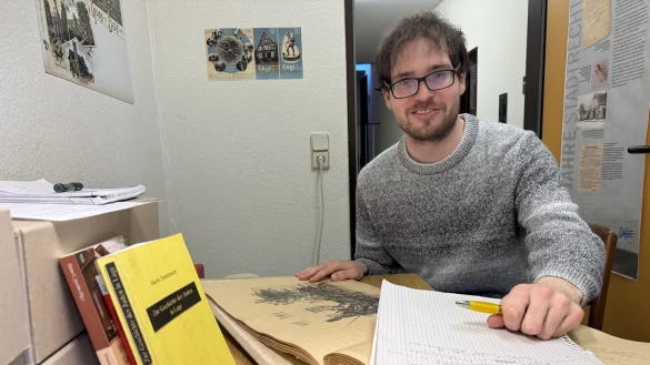 Jannik Gorewoda forscht zum Nationalsozialismus in Lage. Hier sitzt er im Leseraum des Stadtarchivs. - &copy; Sven Kienscherf