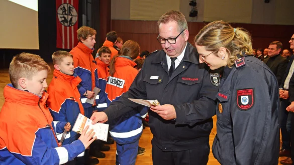 Lars-Uwe Brede (Leiter der Feuerwehr) vergibt die Sportabzeichen an die Mitglieder der Jugendfeuerwehr - © Nicole Ellerbrake