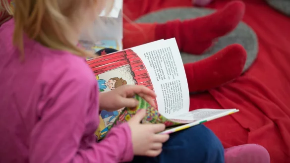 Lesen in der Kita - &copy; Foto: Daniel Reinhardt/Symbolbild