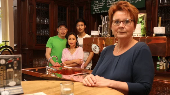 Monika P&uuml;tz Fernandez Reyes (vorne) gibt nach mehr als 30 Jahren ihren Neuen Krug am Rande der Detmolder Neustadt auf. Hinter der Theke stehen schon die neuen bereits die neuen Inhaber (von links) Vieng Vilay Davong, seine Ehefrau Sisomphone und Sohn Thavongxay. - &copy; Janet K&ouml;nig