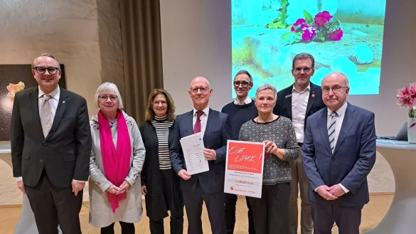 Preisverleihung im Freiraum des Weserrenaissance-Museums: (von links) B&uuml;rgermeister Markus Baier, vom Verein Stolpersteine und Frenkel-Haus in Lemgo Liesel Kochsiek-Jacobfeuerborn, Susanne Dorn, Detlef H&ouml;ltke, Andi Wolff und Anette Paschke-Lehmann sowie Klaus Dr&uuml;cker (Vorstandsvorsitzender Sparkasse Lemgo) und Peter Roski (Gr&uuml;ne Lemgo). - &copy; Alte Hansestadt Lemgo
