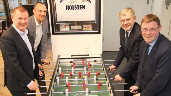 Am Kickertisch bei CTS: Oliver Dobbert und der EU-Abgeordnete Dr. Marcus Pieper (links) mit Dr. Reiner Austermann und Torsten Buncher (rechts). - &copy; Axel B&uuml;rger