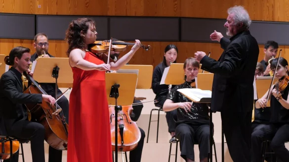 Virtuoses Zusammenspiel. Inés Marques brilliert in facettenreicher Tongebung an der Geige und wird sensibel vom DKO unter Leitung von Daniel Stabrawa begleitet. - © Thomas Krügler