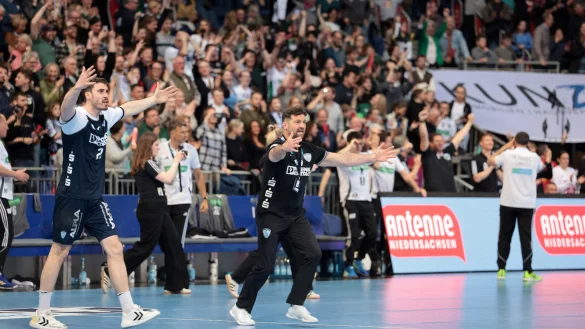 "Kein Freiwurf? Nichts?" Florian Kehrmann und Hendrik Wagner können die Nicht-Pfiffe der Schiedsrichter beim letzten Lemgoer Angriff nicht fassen. - © Paul Cohen