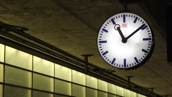 Kinder d&uuml;rfen ab dem sechsten Lebensjahr unbegleitet mit der Bahn reisen. Umzusteigen kann dennoch herausfordernd sein. Worauf sollte man achten? Die Bahn gibt Tipps. - &copy; Pixabay