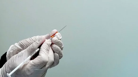 Corona-Impfstoff - &copy; Foto: Eugene Hoshiko/AP/dpa