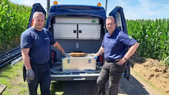 Peter Asmussen (links) und Horst Sch&ouml;we von der Kampfmittelbeseitigung aus M&uuml;nster mit der Weltkriegs-M&ouml;rsergranate, die im Lemgoer S&uuml;den gefunden worden ist. Foto: Lars-Uwe Brede/Feuerwehr Lemgo - &copy; Lars-Uwe Brede/Feuerwehr Lemgo