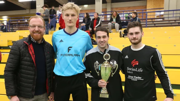 Bild info L-R
Volker Stammer Stadtwerker Bad Salzuflen
Leon Frohling (Beste TW) Werl Aspa
Dennis Haugk Werl Aspa
Till Ma&szlig;mann (besre Spieler & Beste Toursch&uuml;tze) Werl Aspa

End Spiel Lockhausen-Werl Aspa 1-5

Mehr Info
Meik Gionemeier Tel 0171-6876555

Foto Cohen - &copy; Paul Cohen(LZ)