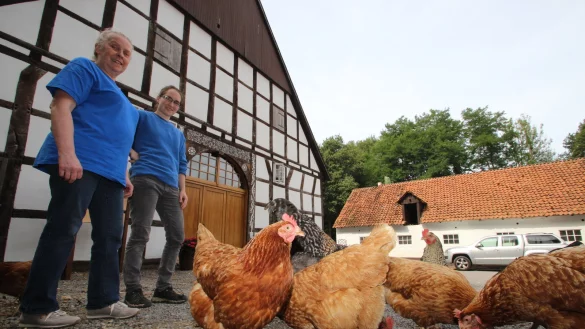 Umzug auf dem denkmalgesch&uuml;tzten Hof: Margarete (links) und ihre Schwiegertochter Sabine Klemme haben neue R&auml;ume im Haupthaus (im Hintergrund) er&ouml;ffnet. Dort werden nicht nur Eier verkauft. - &copy; Jens Rademacher