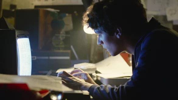 Stefan Butler (Fionn Whitehead) programmiert an seinem Spiel "Bandersnatch". - &copy; Netflix / Black Mirror