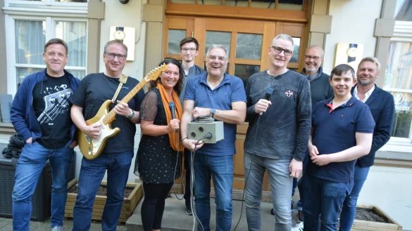 Die Band &bdquo;Baustromverteiler" mit Bassist Thomas Brinkmann (v. l.), Gitarrist J&ouml;rg Gellert, S&auml;ngerin Annette Champion, Schlagzeuger Joscha Brinkmann, Keyboarder Stefan Zingler sowie Gitarrist und S&auml;nger Mark Randermann. Neben ihnen stehen Peter Jong, Patrick Kissner und Peter Heepmann von der SPD. - &copy; Karin Prignitz