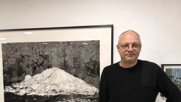 Der K&uuml;nstler Philipp Hennevogl neben einem seiner Bilder. - &copy; Heike Kreienmeier