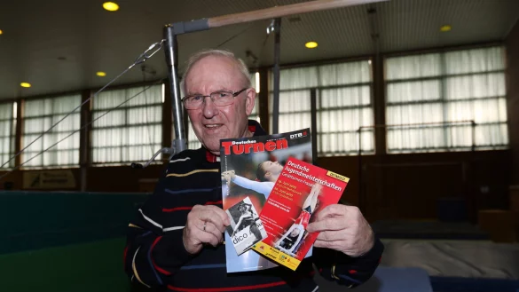 Mit alten Flyern und einer Schwaz-Wei&szlig;-Aufnahme, die Stefanie Tautz zeigt, in den H&auml;nden: St&uuml;tzpunktleiter Hans-Joachim D&ouml;rrer. - &copy; Oliver K&ouml;nig