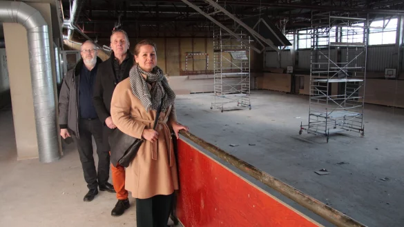 Schauen sich den Zwischenstand der Bauarbeiten an der Dreifeldsporthalle in Hohenhausen an: (von links) Architekt Andreas Deppe, Schulleiter Dr. Eike Stiller und Bauamtsleiterin Ewa Hermann. - &copy; Nadine Uphoff