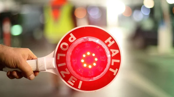 Die Polizei stoppt den 3er BMW, wenig sp&auml;ter untersagt sie dem Fahrer die Weiterfahrt. - &copy; Patrick Menzel