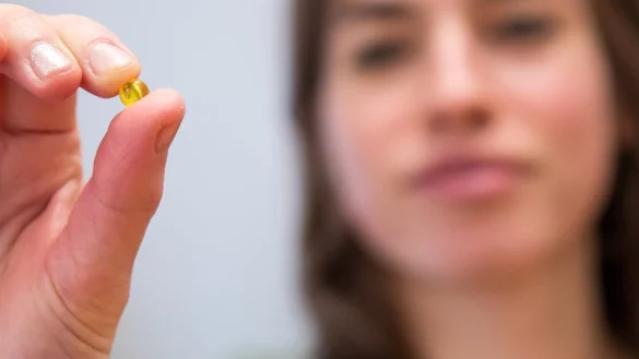 Kapseln mit Omega-3-Fetts&auml;uren - &copy; Foto: Christin Klose/dpa-tmn