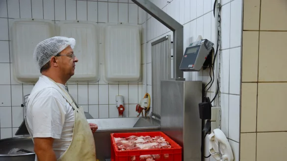 Beim Hausschlachter Ingo Rhiemeier gibt es klare Abl&auml;ufe in der Fleischproduktion. Montags werden die Schweine geschlachtet, dienstags wird zerlegt und am Donnerstag gewurstet. Rhiemeier wiegt die Zutaten f&uuml;r seine Rezepte genau aus - &copy; Tanja Watermann