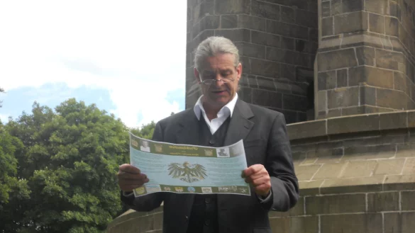 Stefan Ratzeburg verliest vorm Hermannsdenkmal in Detmold eine Proklamation. Ratzeburg hält sich für den König von Preußen und ist Mitglied der Justizopferhilfe, einer Gruppe von Reichsbürgern aus Löhne. - © Archivbild