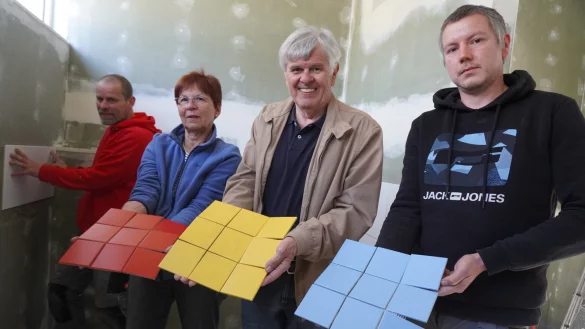 Derzeit bringen die Fliesenleger Thomas Kleinemeyer (links) und Manuel Meyer (rechts) die neuen Fliesen im Sanit&auml;rbereich der Damen an die Wand. Peter Radszuweit, Vorsitzender des F&ouml;rdervereins, und Schatzmeisterin Britta Stolp sind begeistert von den bunten Fliesen. - &copy; Michaela Wei&szlig;e