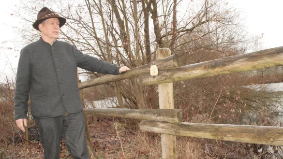 Ein maroder Zaun als Streitobjekt: Dietrich Hugenberg sieht Straßen NRW in der Pflicht, den Begrenzungszaun an den Bögerhof-Teichen instandzusetzen. Foto: Frevert - © Sylvia Frevert