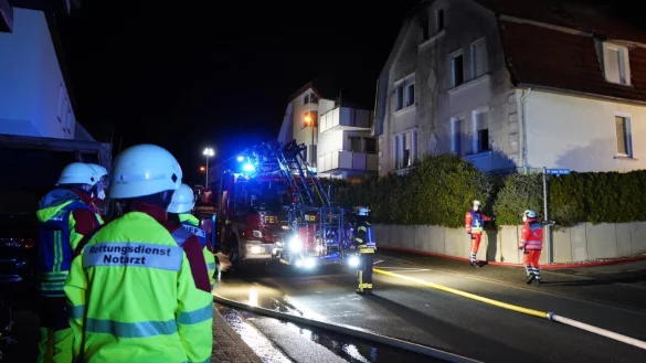 Die Rettungskr&auml;fte waren mit zahlreichen Fahrzeugen vor Ort. - &copy; Freitag Medien Gruppe