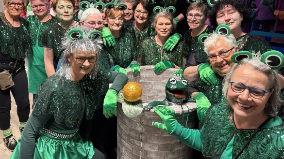 Die Froschköniginnen übernehmen die Macht an der Sunnerbieke. - © Sandra Castrup